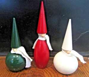 Juego de 3 LARSSONS TRA Suecia Muñeca de Madera Gnomo Sombrero en Punta Bufanda Blanca Navidad - Imagen 1 de 5