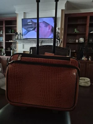 Joy Mangano Ropa de dos pisos Todo para llevar sobre ruedas Equipaje Caimán marrón Foto 1 de 4