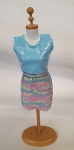 Kurzes Partykleid blau Regenbogen Wendepailletten Farbwechsel für Puppen - Bild 1 von 5