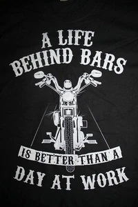 LIFE BEHIND BARS IS BETTER THAN A DAY AT WORK langarmiges T-Shirt, klein, schwarz - Bild 1 von 5