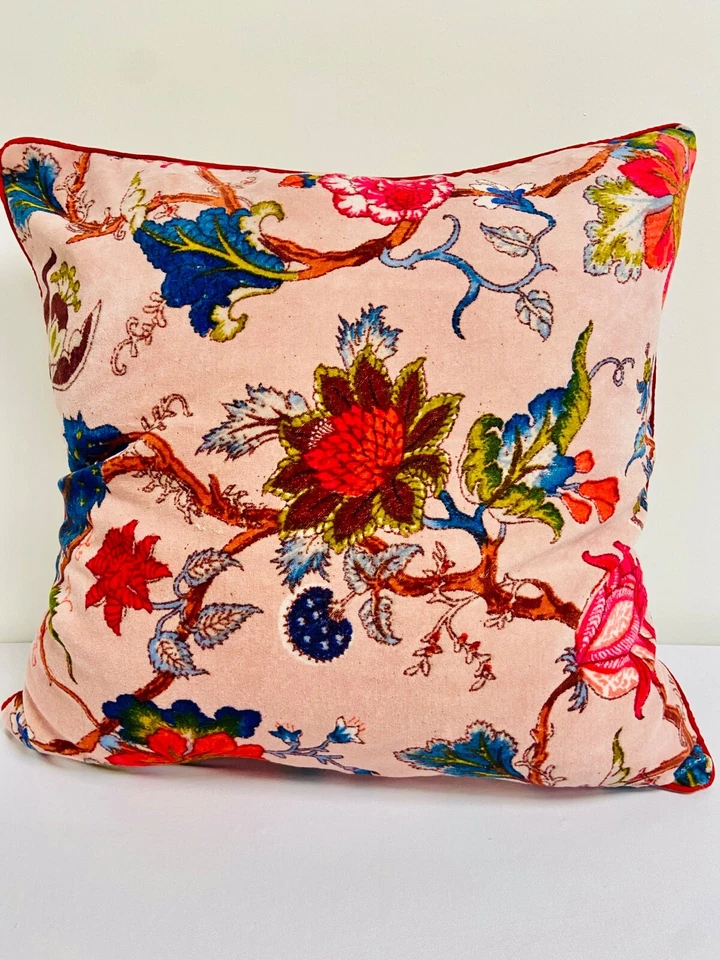 Almohadas florales de terciopelo rosa de diseñador Foto 1 de 1