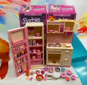 Vintage Barbie süße Rosen Küche Kühlschrank Gefrierschrank Herd und Zubehör - Bild 1 von 15