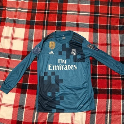 Real Madrid 17/18 UCL Third Kit Ronaldo #7 Size Medium long sleeve  - Image 1 of 4