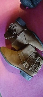 Botas de mujer. Talla 8. Western. Flecos. Hebilla. Cremallera. Gamuza marrón Foto 1 de 4