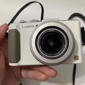 Panasonic LUMIX DMC- LX7 Digital Camera 10.1 MP White w/ battery charger - Picture 1 of 6