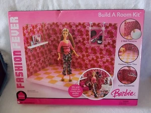 2005 New Barbie Doll Fashion Fever Build A Room Kit 1:6 Scale - Imagen 1 de 3