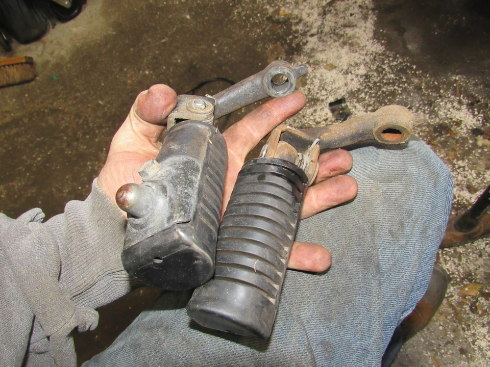 Honda GL1000 1978 Goldwing estriberas delanteras izquierda derecha Foto 1 de 1