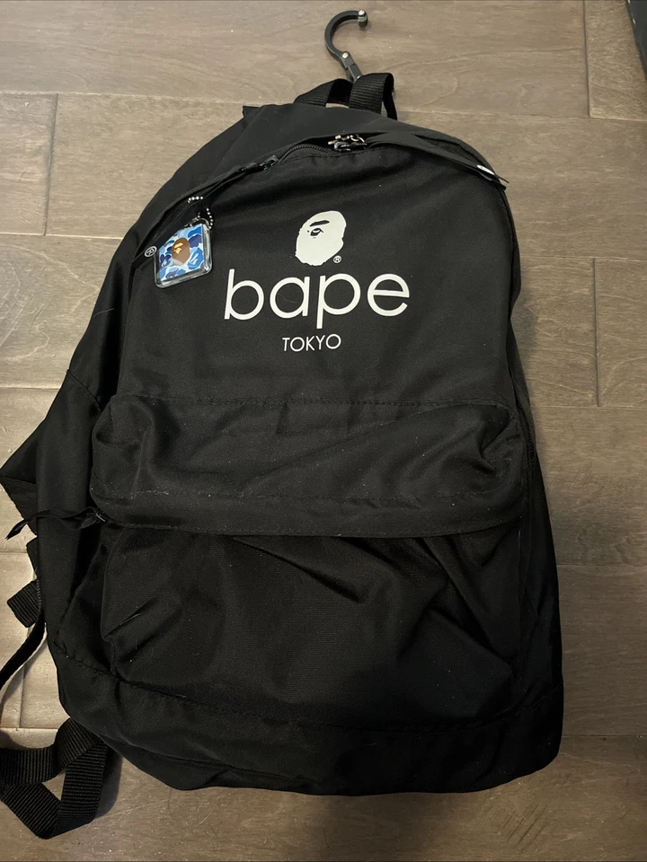 Paquete de día de club de entrenamiento de verano BAPE con llavero camuflaje BAPE Foto 1 de 4