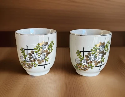 Vintage Japanese Tea Cups Gilded Rims White Chrysanthemums Gold Leaf SET OF 2 Foto 1 de 4