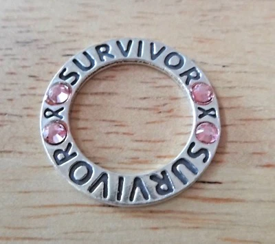 Dije de afirmación de cristal rosa sobreviviente de cáncer de mama de 22 mm de plata de ley Foto 1 de 3