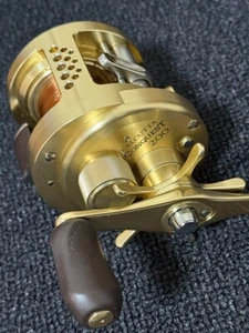 Shimano 00 Calcutta Conquest 200 Right Hand Baitcasting Reel Shipped from Japan - Picture 1 of 5