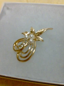 Gold Tone Circles with Rhinestones and Pearls Brooch Costume Jewelry - Picture 1 of 4