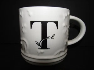 MODERN EXPRESSIONS Buchstabe "T" Monogramm 14,2 flüssige Unzen weiße Ranken BECHER - Bild 1 von 4
