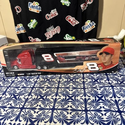 Plataforma de remolque NASCAR 2004 Dale Earnhardt Jr. 8 1:64 Winners Circle nueva Foto 1 de 4