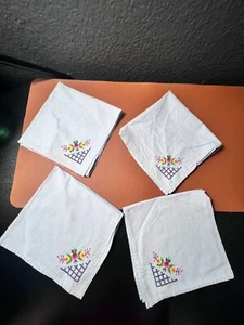 Set 4 tovaglioli lino punto croce 16"x15" ricamati floreali fatti a mano vintage - Foto 1 di 8