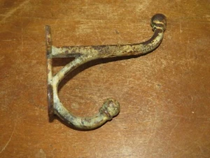 Antiguo gancho de hierro fundido grueso blanco, granero o abrigo con remates de bola, 5 pulgadas - Imagen 1 de 4