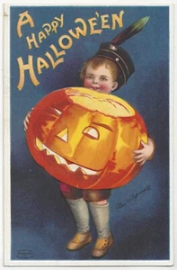 1910 Clapsaddle Halloween - Niño con sombrero militar sostiene sonriente JOL, postal antigua - Imagen 1 de 2