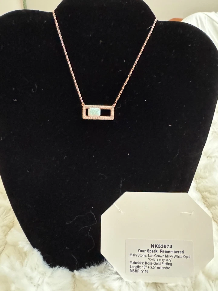 Collar BP Bomb Party - Cumpleaños de octubre = Ópalo blanco lechoso cultivado en laboratorio  Foto 1 de 1