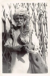 Pakistan - A snake charmer - REAL PHOTO - Publ. unknown - Picture 1 of 2