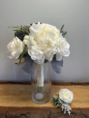 新娘花束,人造花带匹配布蒂内尔,白色和蓝色,奶油色包装。 — 第 1/4 张图片