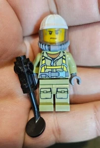Lego City Minifigure CTY0686: Volcano Explorer From Sets 60122 60123 60125 C16-4 - Picture 1 of 6