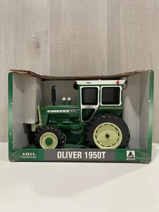 Ertl Oliver 1950T con FWA & Hiniker Cab 1/16 pressofuso trattore agricolo replica - Foto 1 di 5