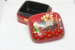 Vtg Trinket Box Red Wood Hand Painted Antelope & Elephant Box made in Kashmir - Foto 1 di 12