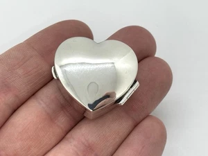 Small sterling silver heart shaped pill box / trinket pot - 32mm wide - Picture 1 of 10