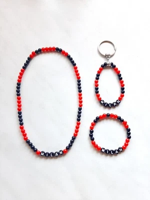 Set portachiavi bracciale e collana del Milan realizzati con filo elastico - Immagine 1 di 4
