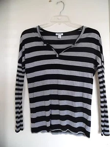 Ladies OLD NAVY Black Gray Striped V Neck Batwing Sleeve Knit Shirt Top Size XS - Picture 1 of 3
