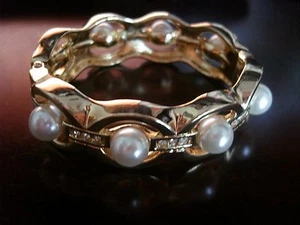 NEW WOMENS YELLOW GOLD TONE BANGLE BRACELET RHINSTONE SIMULATED PEARL LARGE - Picture 1 of 10