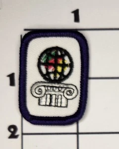World of Art Special Interest Patch Girl Scouts USA Vintage Embroidered Merit - Picture 1 of 1