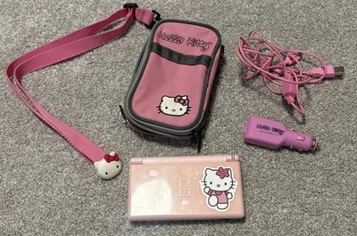 Consola Nintendo DS Lite Rosa Coral Hello Kitty Cargador Stylus y Funda Foto 1 de 4