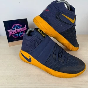 Nike Kyrie 2 Basketball Scarpe da Ginnastica Sneakers UK 5.5 Ragazzi 826673-447 Court - Foto 1 di 12