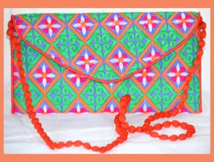Bolso de hombro bordado verde naranja rojo color rojo de tela de seda de la India - Imagen 1 de 6