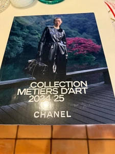 CHANEL COLLECTION METIERS D`ART 2024/25 HARD COVER NEVER OPENED - Foto 1 di 4