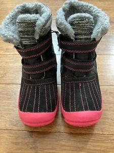 Neu mit Etikett Carter's Child of Mine Kleinkind/kleines Kind Größe 11 schwarz und rosa Stiefel - Bild 1 von 3