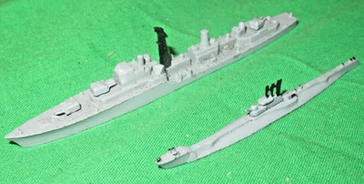 Triang Minic Ships 1/1200th scale M771 HMS Daring & M817 Submarine - Image 1 of 4