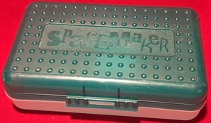 Caja de lápices Spacemaker verde oscuro y esmerilado vintage años 90 estuche de almacenamiento de plástico - Imagen 1 de 3