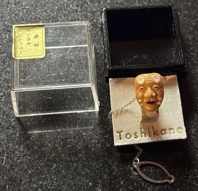 Broche vintage década de 1960 Toshikane Hyottoko gravata assinado com caixa original Japão - Imagem 1 de 4