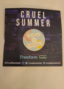 2023 SDCC COMIC CON EXKLUSIVE FOX FREEFORM HULU CRUEL SOMMER PIN AUF KARTE - Bild 1 von 1