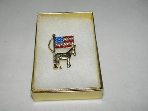 BOTÓN DE PIN DEMÓCRATA DFL DESGASTE CRISTAL AUSTRIACO TODO EL AÑO BANDERA DE EE. UU. ¡NUEVO! - Imagen 1 de 5