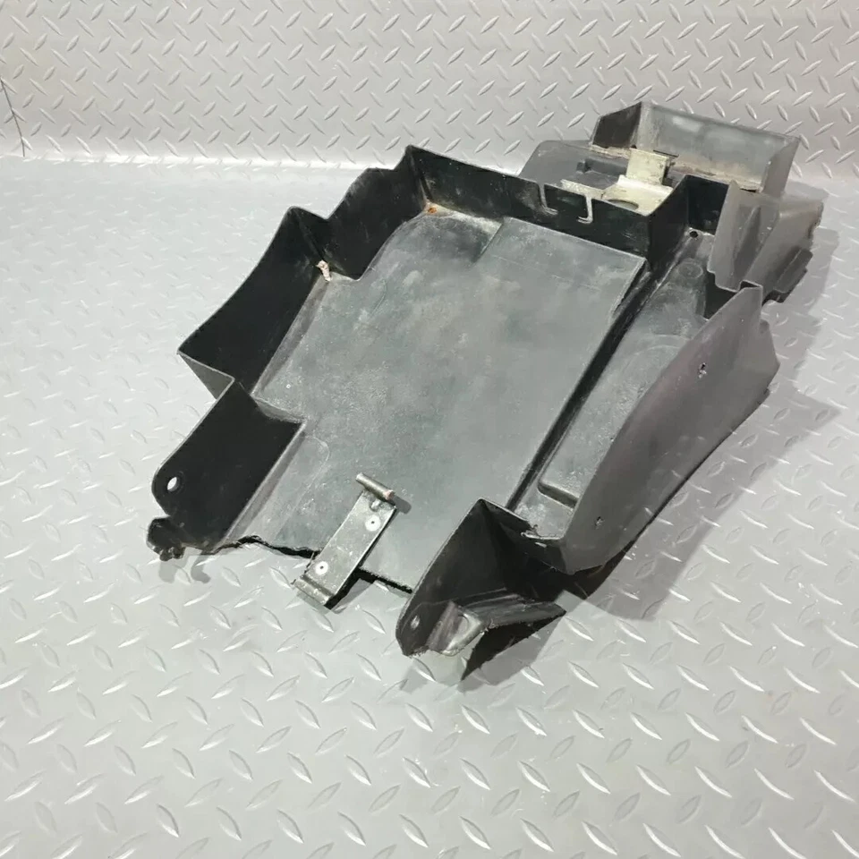 Suzuki GSXR600 750 Rear undertray battery SRAD 96 97 98 99 00 63111-33E GSXR750 — 第 1/1 张图片