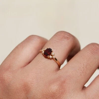 Anillo solitario de diamantes cultivados en granate y laboratorio de 0,75 quilates de oro rosa macizo de 10 k Foto 1 de 4