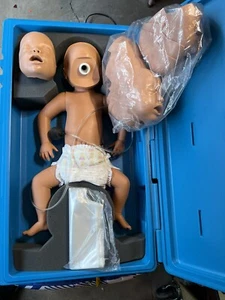 Armstrong Ambu Medizinische HLW EMT Training Manikin Baby Säugling mit Etui & 10 Gesichtern - Bild 1 von 5