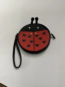 Luv Betsey Johnson Lady Bug Geldbörse Handgelenk Clutch Geldbörse Herzflügel bewegen Neu ohne Etikett - Bild 1 von 4