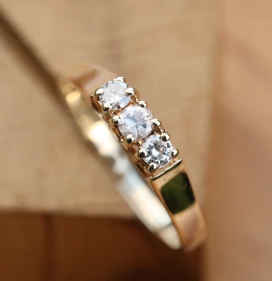 Anel de ouro amarelo sólido 9 quilates com diamante de três pedras tamanho O vintage limpo e polido - Imagem 1 de 4