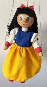 Marionette aus Holz und Textil. Mädchen mit mit gelbem Rock, 60cm x 16cm x 17cm - Bild 1 von 8