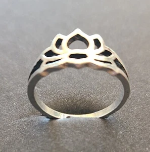 Small Lotus Silhouette Ring- Silver tone- Flower Ring- Size 6.5- Delicate style - Picture 1 of 3