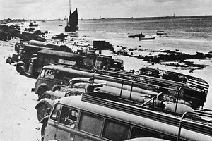 WW2 - Photo - Allied materials abandoned in Malo-les-Bains in 1940 - Picture 1 of 1